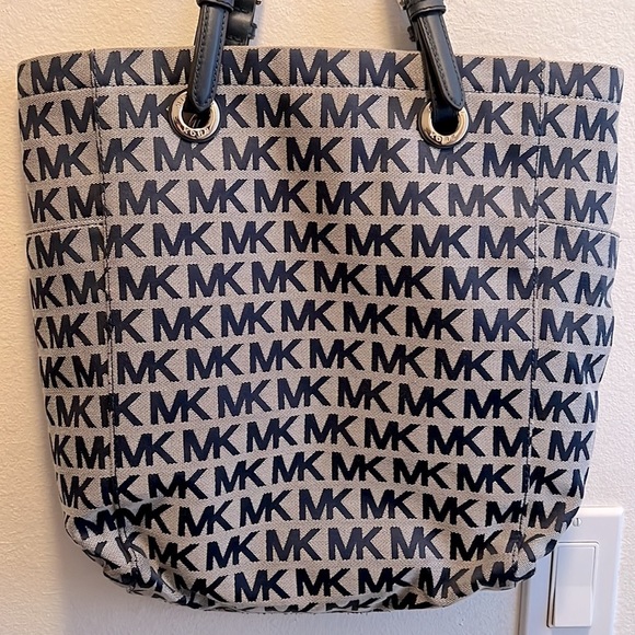 Michael Kors Navy Blue Bag / Laptop Book Bag, only used maybe twice - Picture 2 of 10